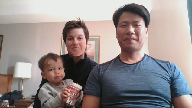 Un couple et un petit enfant en entrevue par Skype.