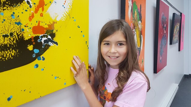 La jeune peintre Mégane Fortin avec ses toiles