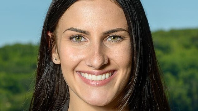 On voit le visage d'une femme souriante de près. Il s'agit de Méganne Perry Mélançon. On voit le visage d'une femme souriante de près. Il s'agit de Méganne Perry Mélançon.