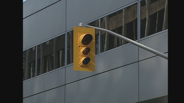 Un feu de signalisation éteint Un feu de signalisation éteint
