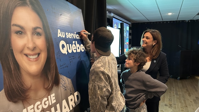 Meggie Richard est accompagnée par ses enfants au centre des congrès, de Sept-Îles. 