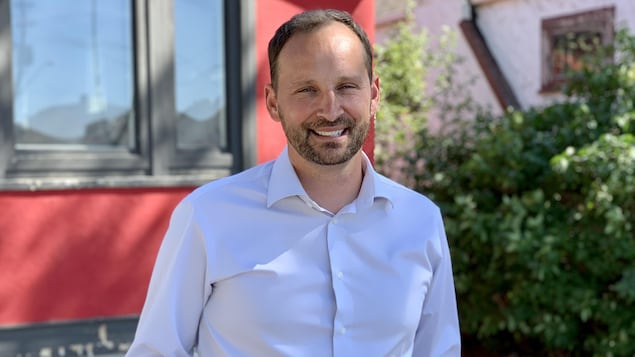 Ryan Meili se tient devant le logement abritant son bureau de la circonscription Saskatoon-Meewasin.