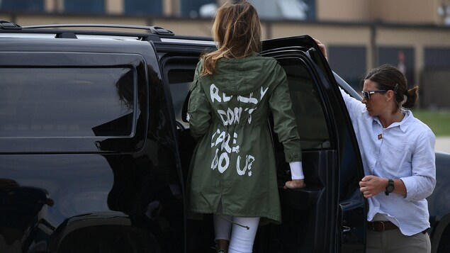 Melania Trump monte à bord d'un véhicule. Melania Trump monte à bord d'un véhicule.