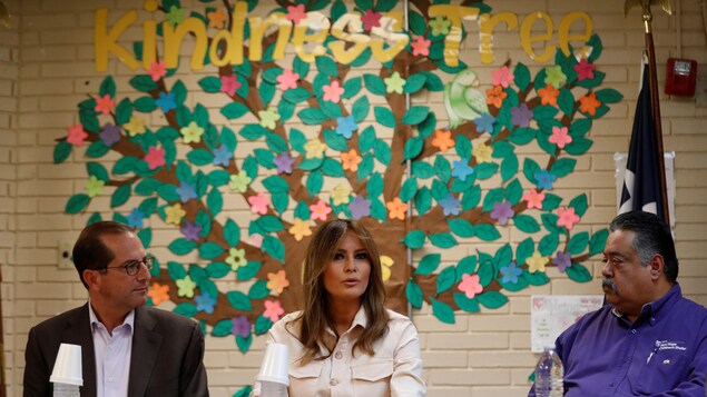 Melania Trump en compagnie du secrétaire américain à la Santé et aux Services sociaux, Alex Azar (à gauche) et d'un membre du personnel au centre pour enfants migrants à McAllen, au Texas. Melania Trump en compagnie du secrétaire américain à la Santé et aux Services sociaux, Alex Azar (à gauche) et d'un membre du personnel au centre pour enfants migrants à McAllen, au Texas.