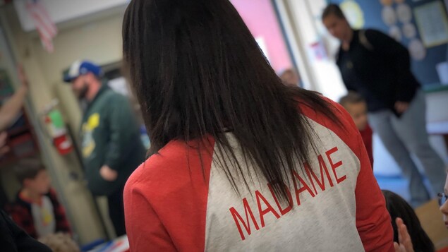 Mélanie Arseneau dans sa classe en Louisiane lors d'une journée culturelle avec ses élèves sur le Canada.