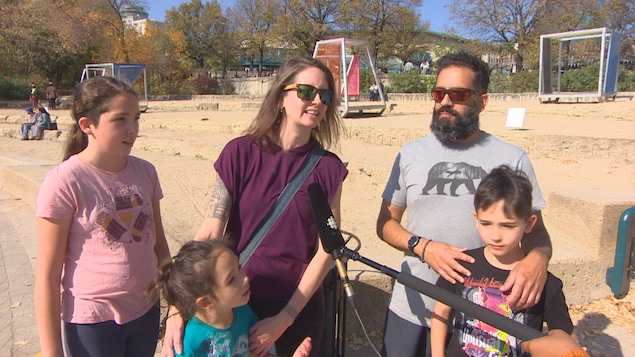 Mélanie Dheilly avec son mari et ses trois enfants.