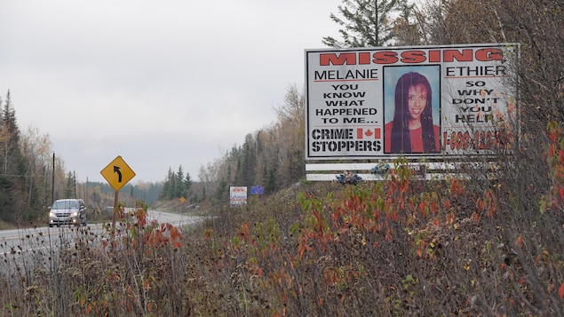 Affiche de personne disparue sur le bord d'une route à l'automne.