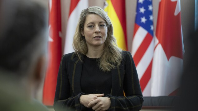La ministre Joly demande aux Canadiens en Ukraine de quitter le pays maintenant
