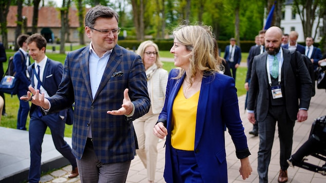 La ministre des Affaires étrangères du Canada, Mélanie Joly, et son homologue ukrainien Dmytro Kuleba, marchent côte à côte.