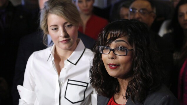 La ministre du Patrimoine canadien, Mélanie Joly, et la députée libérale Iqra Khalid.