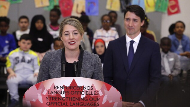 La ministre du Patrimoine canadien, Mélanie Joly, prenant la parole à l’école élémentaire publique Mauril-Bélanger, à Ottawa, en présence du premier ministre Justin Trudeau pour l'annonce du nouveau plan sur les langues officielles. La ministre du Patrimoine canadien, Mélanie Joly, prenant la parole à l’école élémentaire publique Mauril-Bélanger, à Ottawa, en présence du premier ministre Justin Trudeau pour l'annonce du nouveau plan sur les langues officielles.