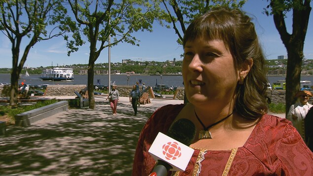 La directrice générale des Fêtes de la Nouvelle-France, Mélanie Raymond, à place des Canotiers. La directrice générale des Fêtes de la Nouvelle-France, Mélanie Raymond, à place des Canotiers.