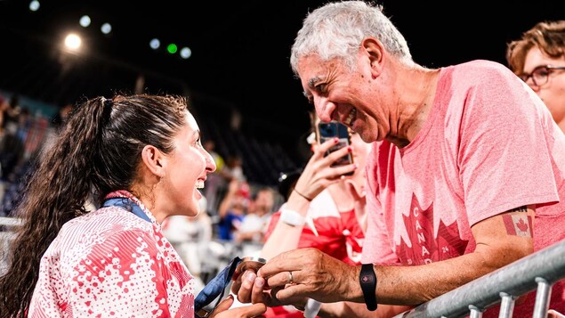 Melissa Humaña-Paredes, médaillée d'argent à Paris 2024, montrant sa récompense à son père, Hernán Humaña, entraîneur et joueur de volley-ball professionnel. 