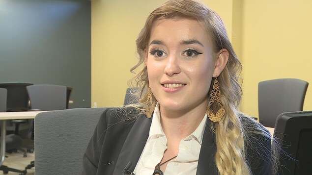 Mélodie Affeld, étudiante à l'Université Mount St-Vincent en Nouvelle-Écosse. Mélodie Affeld, étudiante à l'Université Mount St-Vincent en Nouvelle-Écosse.