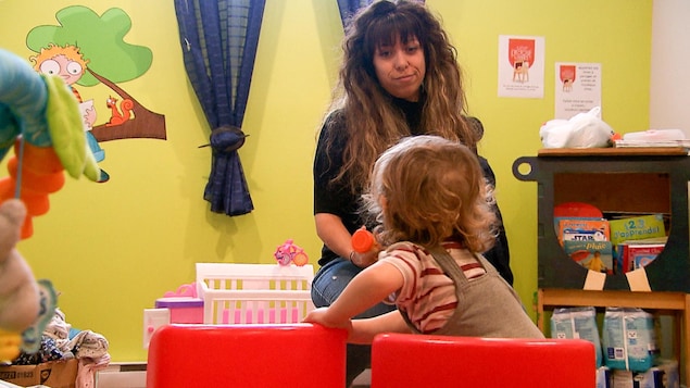 Sans place en garderie pour son fils à Gaspé, une infirmière retarde le retour au travail