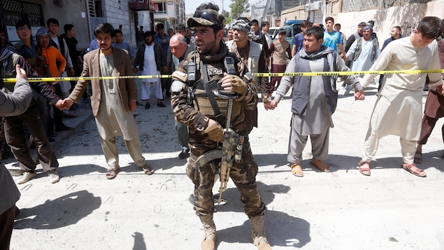 Des membres des forces de sécurité afghanes montent la garde près du site d'un attentat-suicide qui a été commis à Kaboul le 22 avril 2018. Des membres des forces de sécurité afghanes montent la garde près du site d'un attentat-suicide qui a été commis à Kaboul le 22 avril 2018.
