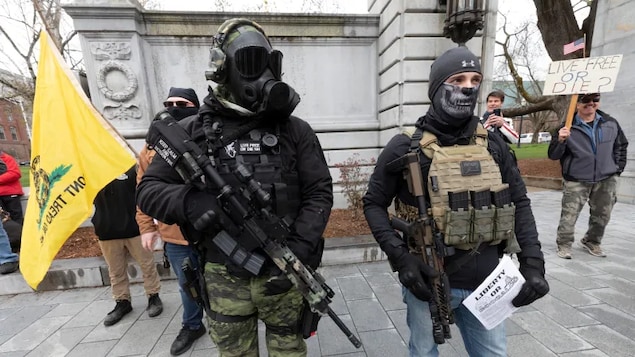 Des hommes masqués et armés.