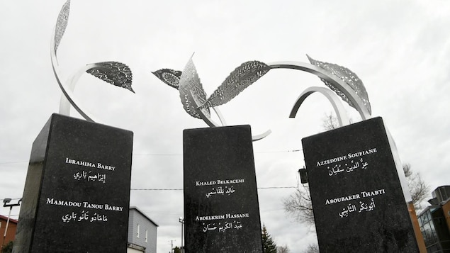 Des pierres avec le nom des victimes de l’attentat de la Grande Mosquée de Québec.