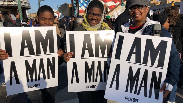 Une famille venu du Colorado pour souligner la vie et l’héritage de Martin Luther King. « Ils n’apprendront pas cela à l’école » croit la mère de ces ados de 11 et 13 ans. Une famille venu du Colorado pour souligner la vie et l’héritage de Martin Luther King. « Ils n’apprendront pas cela à l’école » croit la mère de ces ados de 11 et 13 ans.