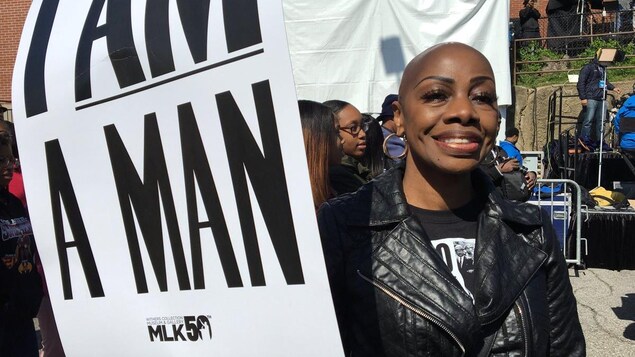 « Je lui dois le droit de travailler, le droit de voter. Je lui dois ma vie » nous dit émue cette femme de Memphis qui se souvient de l’œuvre de Martin Luther King. « Je lui dois le droit de travailler, le droit de voter. Je lui dois ma vie » nous dit émue cette femme de Memphis qui se souvient de l’œuvre de Martin Luther King.