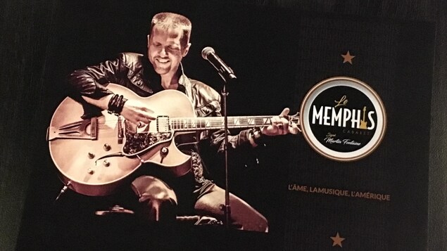Une affiche où Martin Fontaine joue de la guitare et sourit.