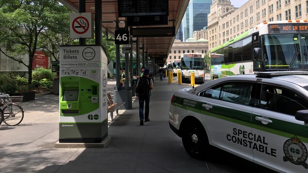 Photo d'un véhicule d'agents de sécurité au terminus d'autobus GO. Photo d'un véhicule d'agents de sécurité au terminus d'autobus GO.