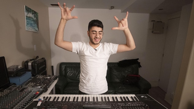 Mendy Levy dances behind his keyboard in the basement of his home in Côtes-des-Neiges. Three years ago, he escaped the ultra-orthodox Jewish sect Lev Tahor and came back to Quebec to start a new life.