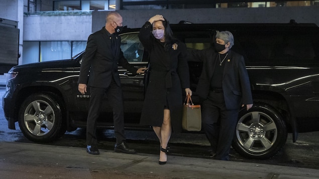 Meng Wanzhou sort d'une voiture devant la palais de justice.