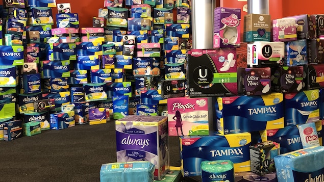 Des pyramides de produits menstruels. 