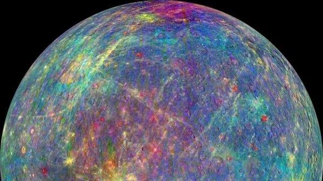 Bien que Mercure puisse paraître terne à l'œil humain, différents minéraux apparaissent dans un arc-en-ciel de couleurs sur cette image captée par la sonde Messenger. Bien que Mercure puisse paraître terne à l'œil humain, différents minéraux apparaissent dans un arc-en-ciel de couleurs sur cette image captée par la sonde Messenger.