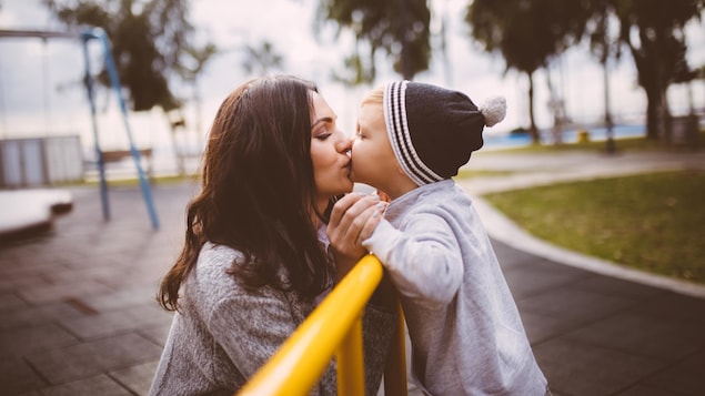 Une mère embrasse son fils. Une mère embrasse son fils.