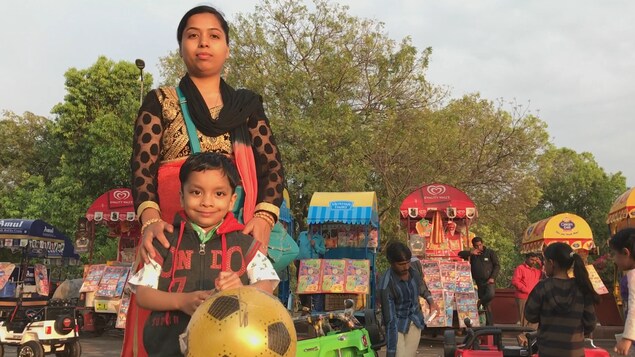 Une mère et son fils, dans un parc de la capitale New Delhi. Une mère et son fils, dans un parc de la capitale New Delhi.