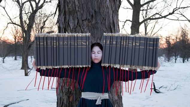 Meryl McMaster, Time's Gravity de la série « Wanderings », 2015, épreuve à développement chromogène. Meryl McMaster, Time's Gravity de la série « Wanderings », 2015, épreuve à développement chromogène.