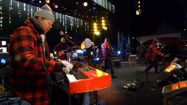 Le groupe Mes Aïeux se produit sur scène pour célébrer le passage à l'an 2018. Le groupe Mes Aïeux se produit sur scène pour célébrer le passage à l'an 2018.