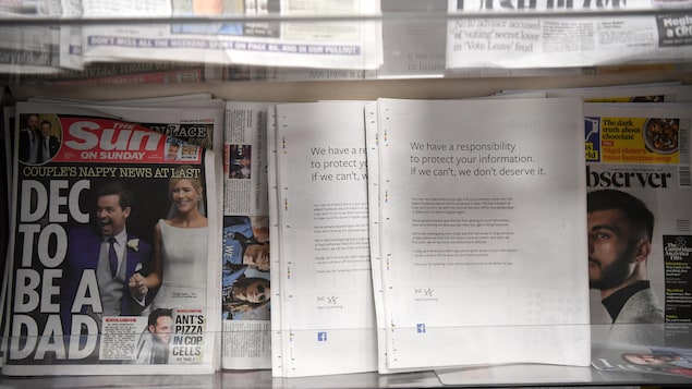 Le message d'excuses de Mark Zuckerberg, à l'endos de journaux britanniques.