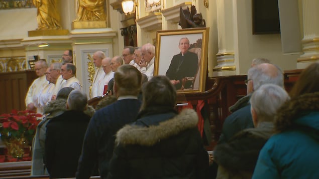 Une messe célébrée en l'honneur de Mgr Maurice Couture, décédé vendredi. Des dizaines de fidèles sur place. Une messe célébrée en l'honneur de Mgr Maurice Couture, décédé vendredi. Des dizaines de fidèles sur place.