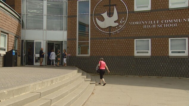 Des personnes entrant dans l'école secondaire de Morinville.