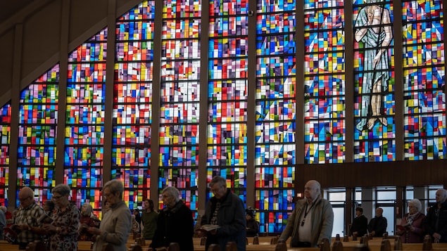 Des fidèles qui assistent à la messe dans l'église.