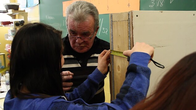 Le père de Bianca Cliche, un entrepreneur en construction, est venu donner un atelier où les élèves ont eu à mesurer tout ce qu'on retrouvait en classe. Le père de Bianca Cliche, un entrepreneur en construction, est venu donner un atelier où les élèves ont eu à mesurer tout ce qu'on retrouvait en classe.