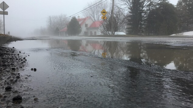 Une rue remplie d'eau Une rue remplie d'eau
