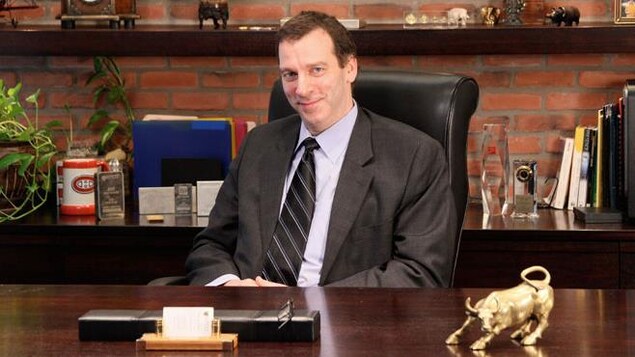 L'administrateur de l'entreprise Métaux Kitco, Bart Kitner, assis derrière son bureau L'administrateur de l'entreprise Métaux Kitco, Bart Kitner, assis derrière son bureau