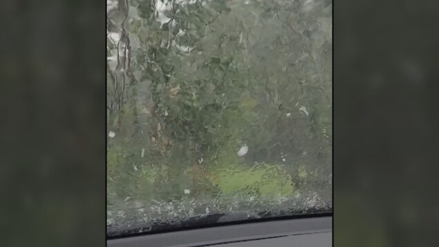Une personne filme dans son auto la grêle qui est tombée à Deschambault jeudi après-midi.