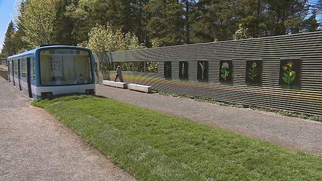 L'ancien wagon de la STM est installé à l'entrée des Jardins de Métis