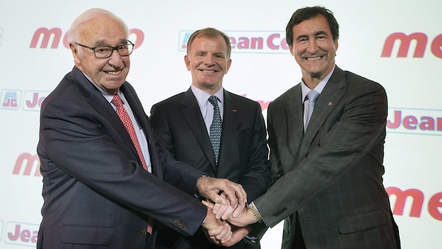 Jean Coutu, Éric La Flèche et Francois Coutu se tiennent par la main. Jean Coutu, Éric La Flèche et Francois Coutu se tiennent par la main.