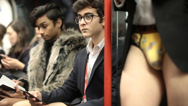 Des passagers voyageant sans pantalon dans le métro de Londres Des passagers voyageant sans pantalon dans le métro de Londres