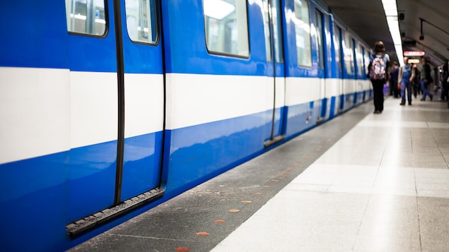Un métro en gare.