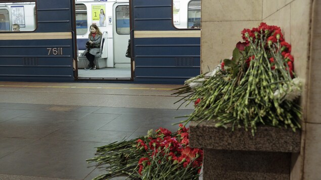 Des fleurs ont été placées à un mémorial symbolique de la station de métro Tekhnology Institute, à Saint-Pétersbourg. L'explosion du 3 avril a fait 14 morts et 49 blessés.