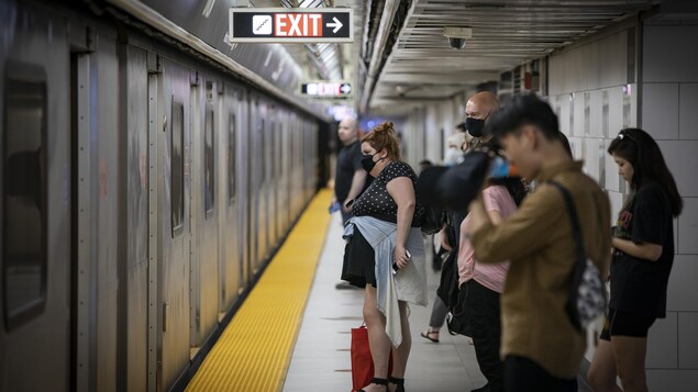 Des usagers attendent l'ouverture des portes d'une rame de métro.