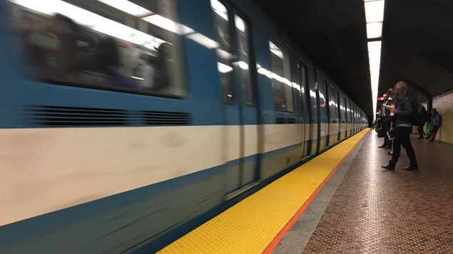 Llegada de los carros del metro a una estación.