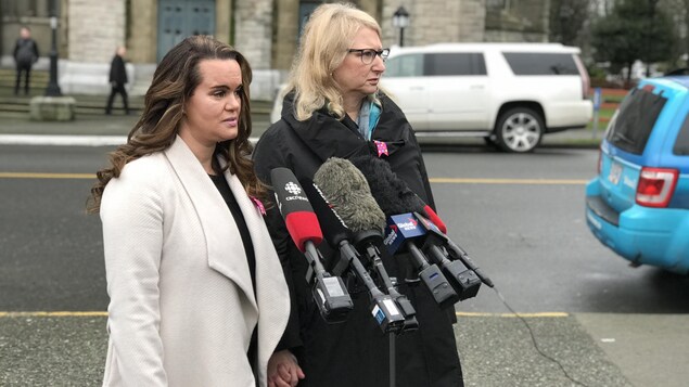 Deux femmes devant une église qui parlent devant des microphones. Deux femmes devant une église qui parlent devant des microphones.